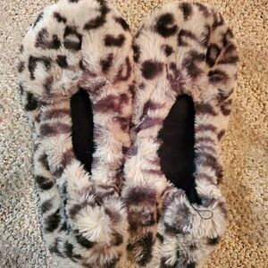 Isotoner slippers large size 8 to 9  soft faux fur comfortable leopard